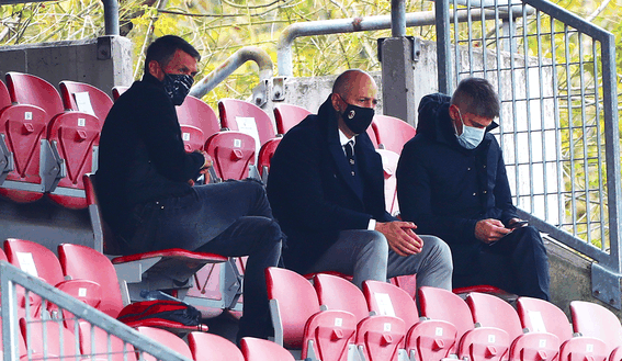 Maldini guarda anche al futuro del Milan Maldini guarda anche al futuro del Milan