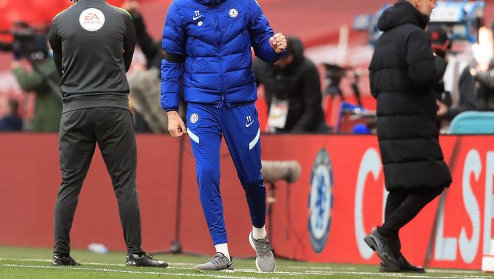 LONDON, ENGLAND - APRIL 17: Thomas Tuchel, Manager of Chelsea celebrates following his team's victory in the Semi Final of the Emirates FA Cup match between Manchester City and Chelsea FC at Wembley Stadium on April 17, 2021 in London, England. Sporting stadiums around the UK remain under strict restrictions due to the Coronavirus Pandemic as Government social distancing laws prohibit fans inside venues resulting in games being played behind closed doors. (Photo by Adam Davy - Pool/Getty Images) Tuchel spiega le difficoltà del Chelsea: “Sei giocatori hanno il raffreddore per l’aria condizionata in aereo” - immagine 1