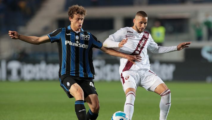 BERGAMO, ITALY - APRIL 27: Giorgio Scalvini of Atalanta BC battles for possession with Marko Pjaca of Torino FC during the Serie A match between Atalata BC and Torino FC at Gewiss Stadium on April 27, 2022 in Bergamo, Italy. (Photo by Emilio Andreoli/Getty Images) Torino, infortunio Pjaca: nessun coinvolgimento dei legamenti. Le ultime - immagine 1