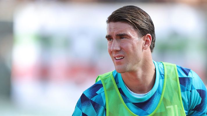 FLORENCE, ITALY - SEPTEMBER 03: Dusan Vlahovic of Juventus warm-up during the Serie A match between ACF Fiorentina and Juventus at Stadio Artemio Franchi on September 3, 2022 in Florence, Italy. (Photo by Gabriele Maltinti/Getty Images) Allegri spiega (Sky): “Ecco perchè non ho messo Vlahovic” - immagine 1