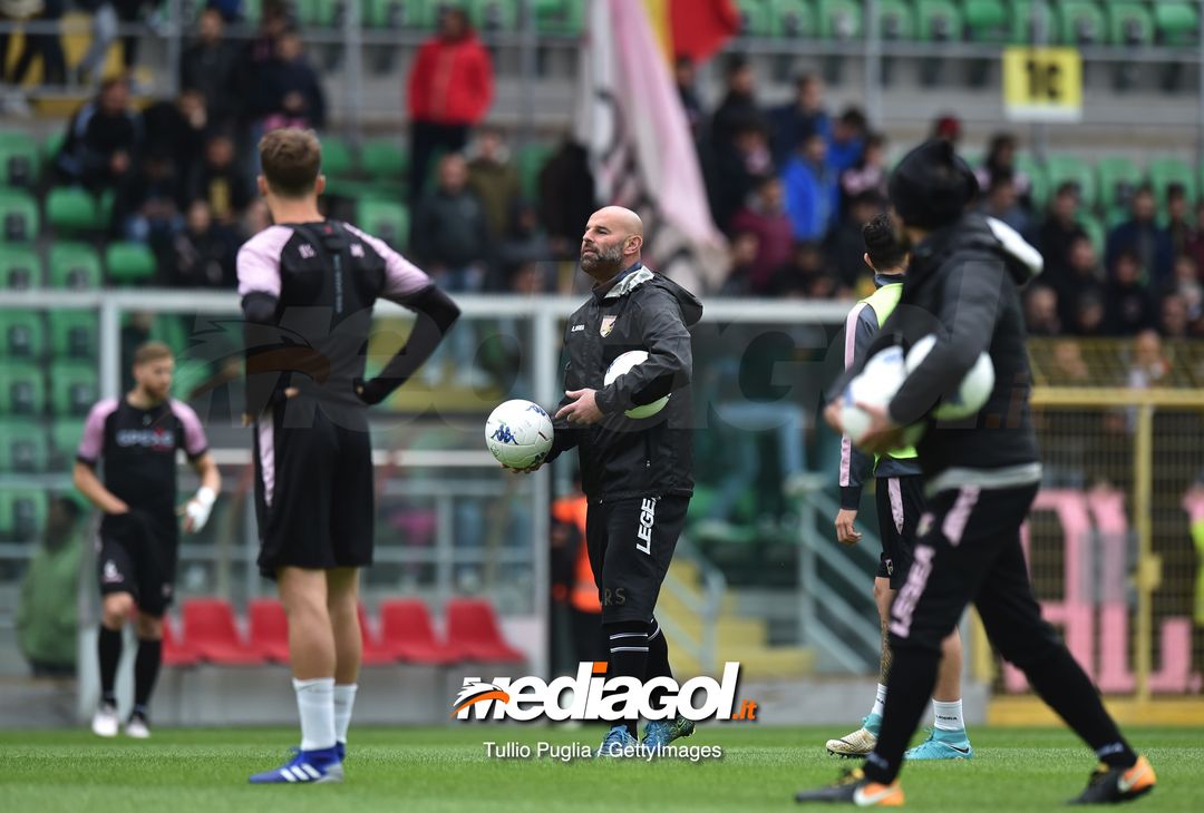  PALERMO, ITALY - MARCH 28: Head coach Roberto Stellone of Palermo leads a training session at Stadio Renzo Barbera on March 28, 2019 in Palermo, Italy. (Photo by Tullio M. Puglia/Getty Images) 