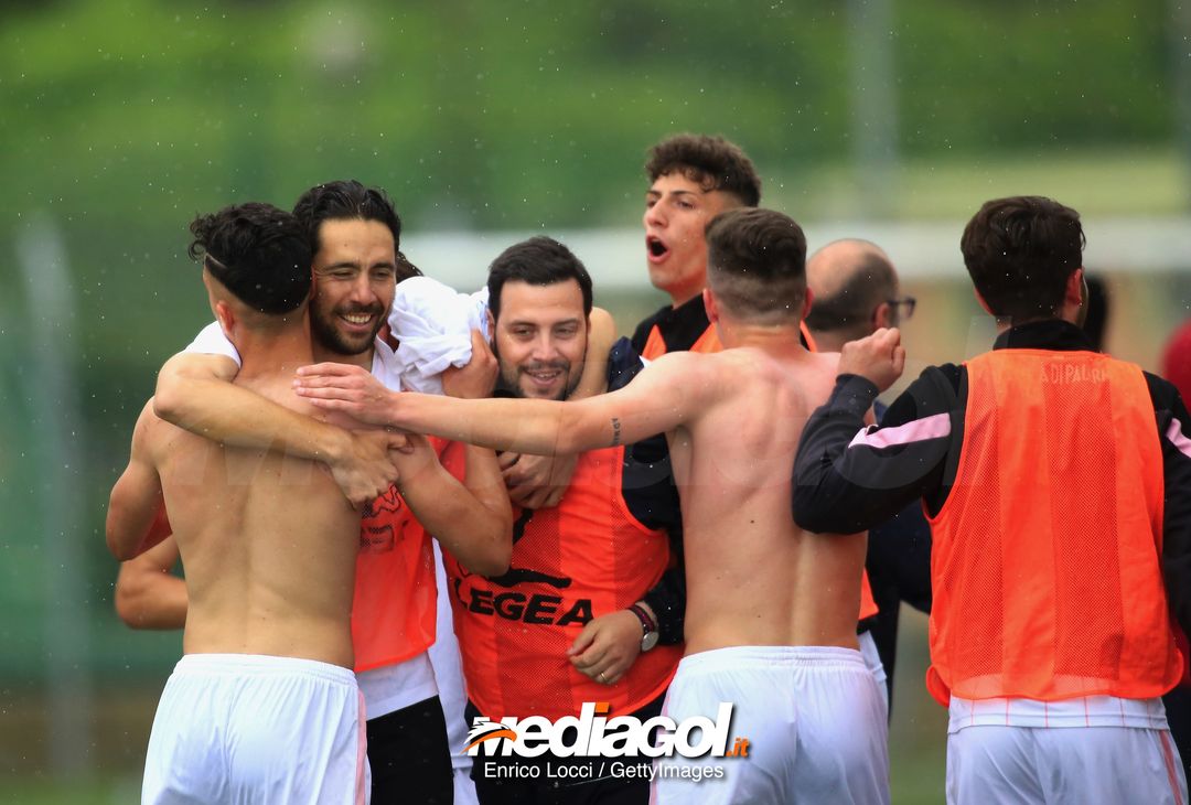  CAGLIARI, ITALY - MAY 05: Players of Palermo and the coach Giuseppe Scurto celebrate promotion in Primavera 1 during the Primavera 1 match between Cagliari Calcio U19 and US Citta di Palermo U19 at Stadio Renato Raccis on May 5, 2018 (Photo by Enrico Locci/Getty Images) 
