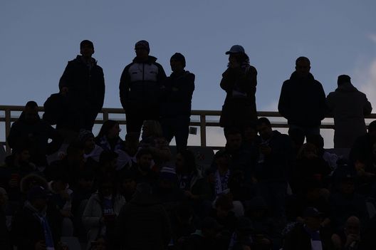 FLORENCE, ITALY - FEBRUARY 19: Fans are silhouetted as they watch the match during the Serie A match between ACF Fiorentina and Empoli FC at Stadio Artemio Franchi on February 19, 2023 in Florence, Italy. (Photo by Gabriele Maltinti/Getty Images) Fiorentina-Empoli, il numero degli spettatori al Franchi- immagine 2