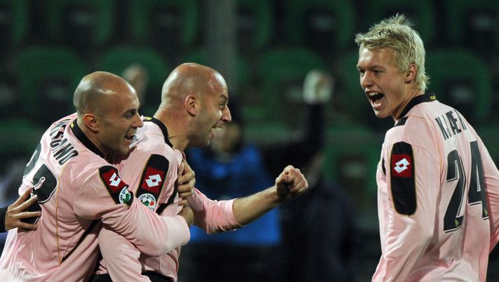 PALERMO, ITALY - FEBRUARY 08: Giulio Migliaccio (C) of Palermo celebrates after scoring their first goal with teammates Mark Bresciano (L) and Simon Kjaer (R) during the Serie A match between US Citta di Palermo and SSC Napoli at the Renzo Barbera Stadio on February 8, 2009 in Palermo, Italy. (Photo by New Press/Getty Images) Kjaer