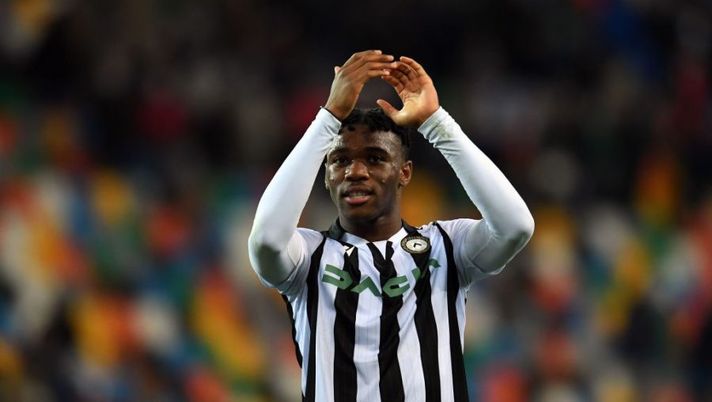 UDINE, ITALY - NOVEMBER 07: Destiny Udogie of Udinese Calcio celebrates the victory during the Serie A match between Udinese Calcio v US Sassuolo at Dacia Arena on November 07, 2021 in Udine, Italy. (Photo by Alessandro Sabattini/Getty Images) Cinque difensori per la terza giornata al fantacalcio, tra centrali e terzini - immagine 1