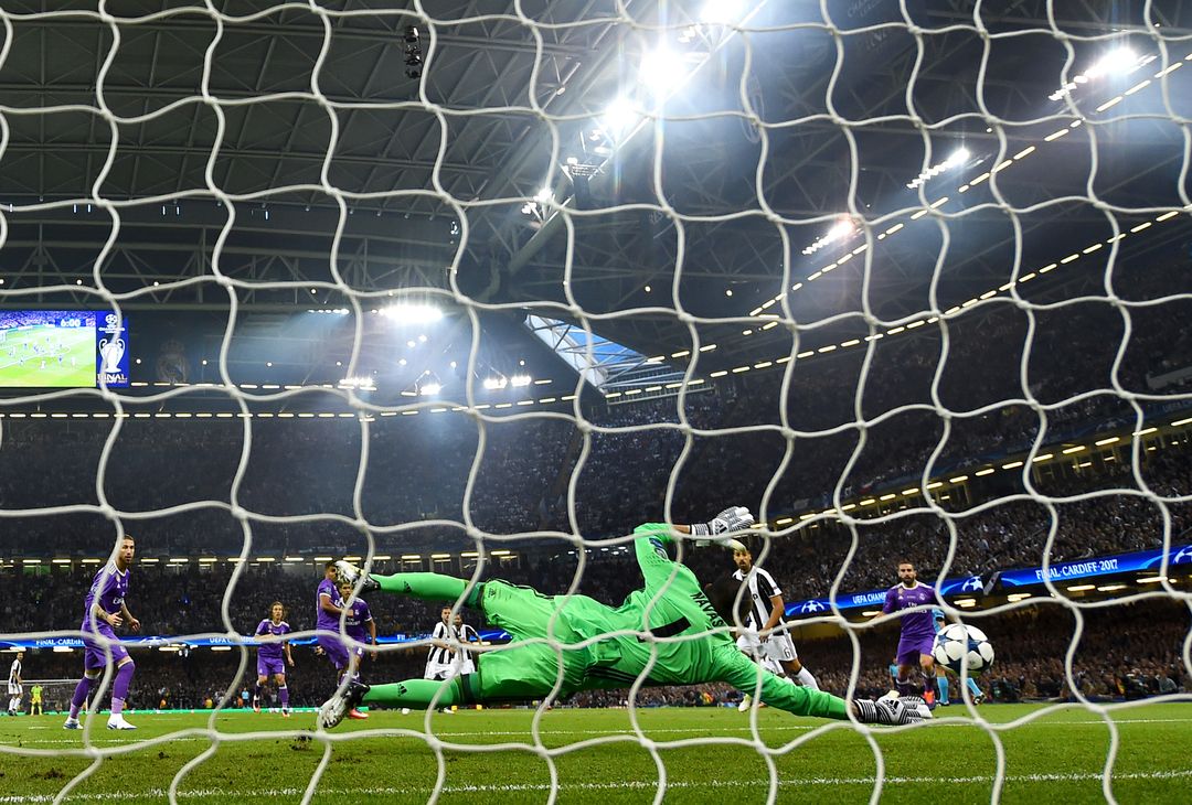  CARDIFF, WALES - JUNE 03:  Keylor Navas of Real Madrid makes a save during the UEFA Champions League Final between Juventus and Real Madrid at National Stadium of Wales on June 3, 2017 in Cardiff, Wales.  (Photo by Laurence Griffiths/REMOTE/Getty Images) 