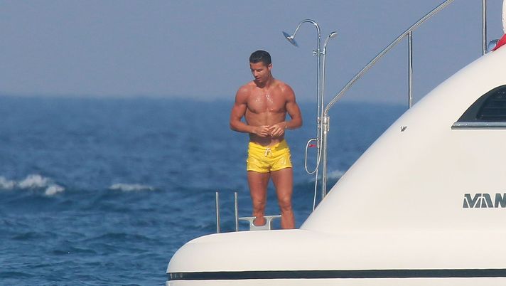 Cristiano Ronaldo, vacanze amare: blitz della Guardia di Finanza sullo yacht del portoghese Cristiano Ronaldo, vacanze amare: blitz della Guardia di Finanza sullo yacht del portoghese