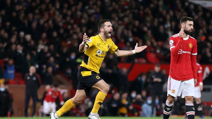 MANCHESTER, ENGLAND - JANUARY 03: Joao Moutinho of Wolverhampton Wanderers celebrates after scoring their side's first goal during the Premier League match between Manchester United and Wolverhampton Wanderers at Old Trafford on January 03, 2022 in Manchester, England. (Photo by Clive Brunskill/Getty Images) Moutinho, sempre lui: il 50% dei gol in Premier segnati all’Old Trafford - immagine 1