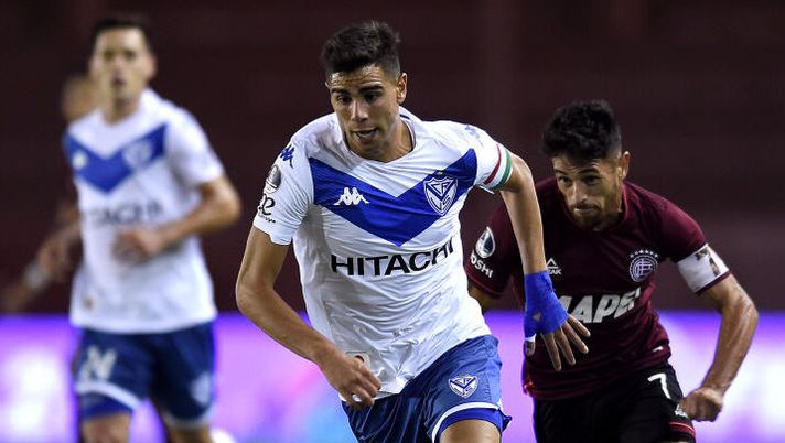 LANUS, ARGENTINA - JANUARY 13: Lautaro Giannetti of Velez Sarsfield runs for the ball during a semifinal second leg match between Lanus and Velez as part of Copa CONMEBOL Sudamericana 2020 at Estadio Ciudad de Lanus (La Fortaleza) on January 13, 2021 in Lanus, Argentina. (Photo by Marcelo Endelli/Getty Images) Giannetti: “Pronto per scendere in campo, deciderà Cioffi. Posso giocare in tutti i ruoli dietro” - immagine 1
