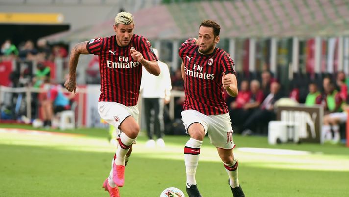 Theo Hernández e Hakan Calhanoglu del Milan (credits: GETTY Images) 