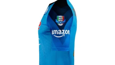 Il Napoli presenta la nuova maglia celebrativa per lo scudetto!