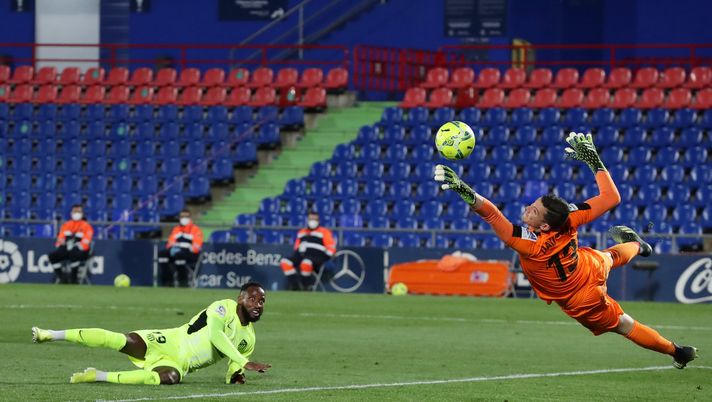 GETAFE, SPAIN - MARCH 13: David Soria of Getafe CF saves a shot from Moussa Dembele of Atletico Madrid during the La Liga Santander match between Getafe CF and Atletico de Madrid at Coliseum Alfonso Perez on March 13, 2021 in Getafe, Spain. Sporting stadiums around Spain remain under strict restrictions due to the Coronavirus Pandemic as Government social distancing laws prohibit fans inside venues resulting in games being played behind closed doors. (Photo by Gonzalo Arroyo Moreno/Getty Images) GETAFE, SPAIN - MARCH 13: David Soria of Getafe CF saves a shot from Moussa Dembele of Atletico Madrid during the La Liga Santander match between Getafe CF and Atletico de Madrid at Coliseum Alfonso Perez on March 13, 2021 in Getafe, Spain. Sporting stadiums around Spain remain under strict restrictions due to the Coronavirus Pandemic as Government social distancing laws prohibit fans inside venues resulting in games being played behind closed doors. (Photo by Gonzalo Arroyo Moreno/Getty Images)