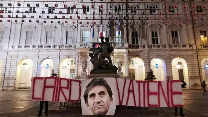 Striscioni contro Cairo, immagine da: La Stampa 