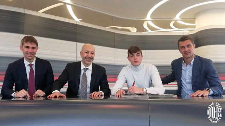 Frederic Massara, Ivan Gazidis e Paolo Maldini con Daniel Maldini nel momento della firma sul rinnovo di contratto per il Milan (credits: acmilan.com) 