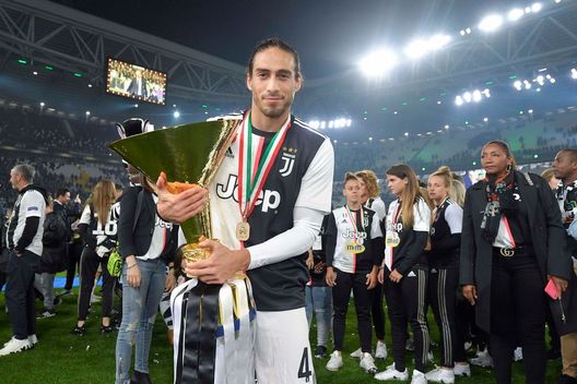 TURIN, ITALY - MAY 19: Martin Caceres of Juventus celebrates with the trophy after winning the Serie A Championship 2018-2019 (8th title in a row) at the end of the Serie A match between Juventus and Atalanta BC on May 19, 2019 in Turin, Italy. (Photo by Daniele Badolato - Juventus FC/Juventus FC via Getty Images) TURIN, ITALY - MAY 19: Martin Caceres of Juventus celebrates with the trophy after winning the Serie A Championship 2018-2019 (8th title in a row) at the end of the Serie A match between Juventus and Atalanta BC on May 19, 2019 in Turin, Italy. (Photo by Daniele Badolato - Juventus FC/Juventus FC via Getty Images)