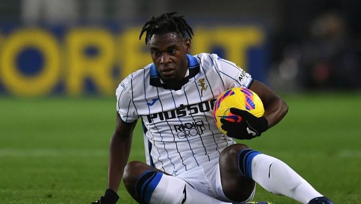 VERONA, ITALY - DECEMBER 12: Duvan Zapata of Atalanta BC during the Serie A match between Hellas and Atalanta BC at Stadio Marcantonio Bentegodi on December 12, 2021 in Verona, Italy. (Photo by Alessandro Sabattini/Getty Images) Corriere: “Infortunio Zapata, la scelta sull’operazione e sul centravanti svincolato” - immagine 1