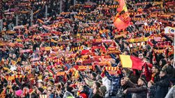 Cori da stadio ai funerali di Giacomo Losi: l’ultimo saluto a ‘Core de Roma’