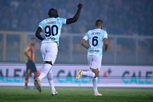 LECCE, ITALY - AUGUST 13: Romelu Lukaku of FC Internazionale celebrates with teammates after scoring his team's first goal during the Serie A match between US Lecce and FC Internazionale at Stadio Via del Mare on August 13, 2022 in Lecce, . (Photo by Mattia Ozbot - Inter/Inter via Getty Images) Inter Lukaku