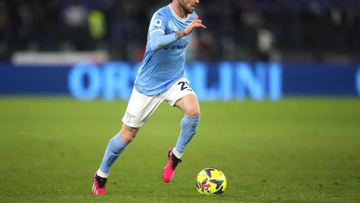 ROME, ITALY - JANUARY 29: Manuel Lazzari of SS Lazio runs with the ball during the Serie A match between SS Lazio and ACF Fiorentina at Stadio Olimpico on January 29, 2023 in Rome, Italy. (Photo by Paolo Bruno/Getty Images) Lazio, ultime prove di formazione con Lazzari e Cataldi: cosa filtra su Immobile - immagine 1