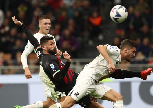 MILAN, ITALY - NOVEMBER 05: Olivier Giroud of AC Milan scores his goal during the Serie A match between AC Milan and Spezia Calcio at Stadio Giuseppe Meazza on November 05, 2022 in Milan, Italy. (Photo by Marco Luzzani/Getty Images) Giroud: “Sto bene. La fiducia di Pioli mi fa rendere al meglio”- immagine 2