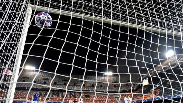 VALENCIA, SPAIN - MARCH 10: Josip Ilicic of Atalanta scores his sides third goal past Jasper Cillessen of Valencia during the UEFA Champions League round of 16 second leg match between Valencia CF and Atalanta at Estadio Mestalla on March 10, 2020 in Valencia, Spain. (Photo by UEFA Pool/Getty Images) VALENCIA, SPAIN - MARCH 10: Josip Ilicic of Atalanta scores his sides third goal past Jasper Cillessen of Valencia during the UEFA Champions League round of 16 second leg match between Valencia CF and Atalanta at Estadio Mestalla on March 10, 2020 in Valencia, Spain. (Photo by UEFA Pool/Getty Images)
