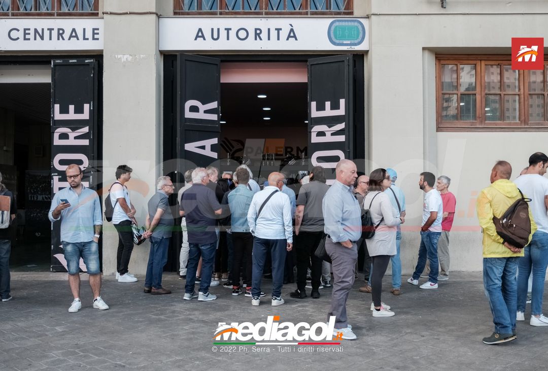 FOTO Palermo, code al Barbera per i cappellini omaggio agli abbonati (Gallery) - immagine 4