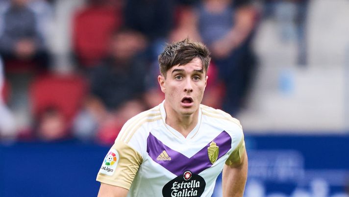 PAMPLONA, SPAIN - OCTOBER 30: Ivan Fresneda of Real Valladolid in action during the LaLiga Santander match between CA Osasuna and Real Valladolid CF at El Sadar Stadium on October 30, 2022 in Pamplona, Spain. (Photo by Juan Manuel Serrano Arce/Getty Images) Calciomercato Milan – In cerca del terzino: occhi su Fresneda - immagine 1