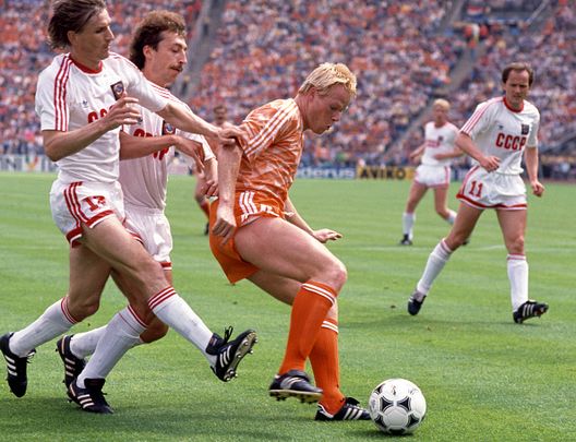Il calciatore olandese Ronald Koeman della nazionale olandese viene placcato per la palla dal giocatore sovietico Sergei Aleinkov (2° da sinistra) durante la partita contro l'Unione Sovietica nella finale del campionato europeo di calcio UEFA Euro 1988 all'Olympiastadion di Monaco di Baviera, Germania Ovest, il 25 giugno 1988. L'Olanda avrebbe vinto la partita 2-0 diventando campione. Il calciatore ucraino Igor Belanov (#11) della nazionale sovietica osserva la partita dall'estrema destra Koeman punta su Depay tra infortuni e scelte tattiche: “Sarà pronto”- immagine 4