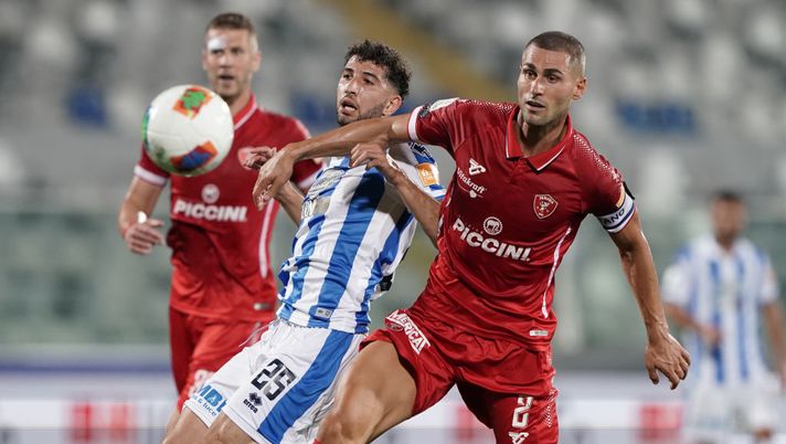 PESCARA, ITALY - JULY 10: Luca Crecco of Pescara Calcio competes for the ball with Aleandro Rosi of AC Perugia during the Serie B match between Pescara Calcio and AC Perugia at Adriatico Stadium on July 10, 2020 in Pescara, Italy. (Photo by Danilo Di Giovanni/Getty Images/Getty Images for Lega Serie B) PESCARA, ITALY - JULY 10: Luca Crecco of Pescara Calcio competes for the ball with Aleandro Rosi of AC Perugia during the Serie B match between Pescara Calcio and AC Perugia at Adriatico Stadium on July 10, 2020 in Pescara, Italy. (Photo by Danilo Di Giovanni/Getty Images/Getty Images for Lega Serie B)