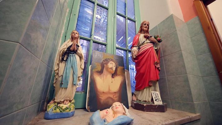 Le statue religiose all'interno della scuola elementare e d'infanzia 'Ragusa Moleti' che sono state fatte rimuovere dal preside, Nicolò La Rocca, che ha, inoltre, diramato una circolare che impedisce agli insegnanti di fare recitare le preghierine ai bambini nell'ora della merenda e persino durante l'ora di religione, Palermo, 23 Novembre 2017. ANSA/ PETYX Le statue religiose all'interno della scuola elementare e d'infanzia 'Ragusa Moleti' che sono state fatte rimuovere dal preside, Nicolò La Rocca, che ha, inoltre, diramato una circolare che impedisce agli insegnanti di fare recitare le preghierine ai bambini nell'ora della merenda e persino durante l'ora di religione, Palermo, 23 Novembre 2017. ANSA/ PETYX