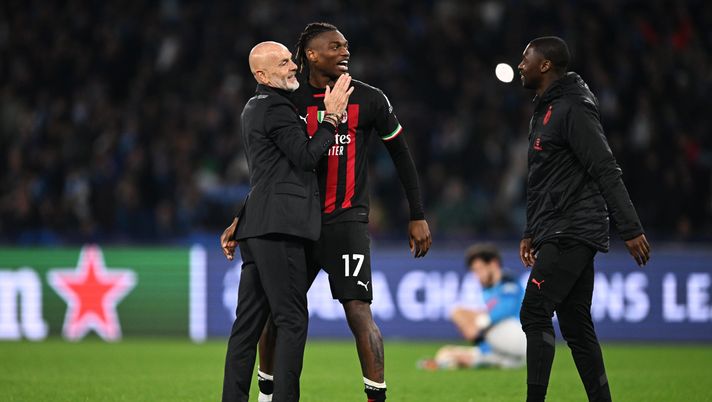 NAPLES, ITALY - APRIL 18: Stefano Pioli, Head Coach of AC Milan, celebrates victory with Rafael Leao of AC Milan during the UEFA Champions League Quarterfinal Second Leg match between SSC Napoli and AC Milan at Stadio Diego Armando Maradona on April 18, 2023 in Naples, Italy. (Photo by Francesco Pecoraro/Getty Images) I numeri che hanno permesso al Milan di andare in semifinale di C.L. - immagine 1