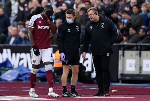 LONDON, ENGLAND - DECEMBER 04: Kurt Zouma of West Ham United is substituted off with an injury during the Premier League match between West Ham United and Chelsea at London Stadium on December 04, 2021 in London, England. (Photo by Alex Pantling/Getty Images) Caso Zouma, il difensore si dichiara colpevole: sentenza prevista a giugno - immagine 1