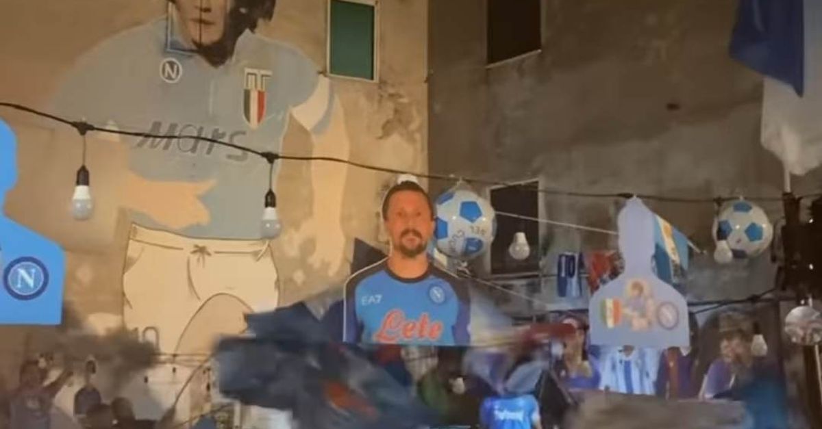 VIDEO I Tifosi Del Napoli Festeggiano Lo Scudetto Ai Quartieri: L ...