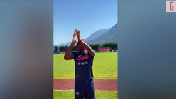 VIDEO Napoli, Osimhen è arrivato a Dimaro: l’ovazione dei tifosi