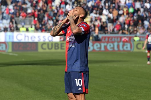 CAGLIARI, ITALY - JANUARY 23: Joao Pedro of Cagliari celebrates his goal 1-0during the Serie A match between Cagliari Calcio and ACF Fiorentina at Sardegna Arena on January 23, 2022 in Cagliari, Italy. (Photo by Enrico Locci/Getty Images) Corsa a tre per l’attacco viola: certezza, futuro o risparmio- immagine 2