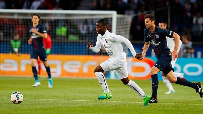 Caen's French forward Yann Karamoh (L) controls the ball during the French L1 football match between Paris Saint-Germain (PSG) and SM Caen on May 20, 2017 at the Parc des Princes stadium, in Paris. / AFP PHOTO / THOMAS SAMSON        (Photo credit should read THOMAS SAMSON/AFP/Getty Images) 