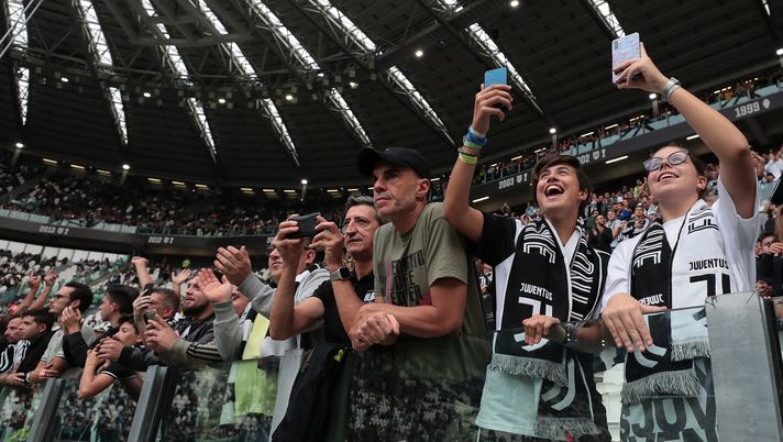 TURIN, ITALY - SEPTEMBER 21: Fans of Juventus enjoy the atmosphere at the south curve of the allianz stadium, for the first time without Ultras, prior to the Serie A match between Juventus and Hellas Verona at Allianz Stadium on September 21, 2019 in Turin, Italy. (Photo by Emilio Andreoli/Getty Images) Juventus, gli Ultras non ci stanno: “Non vi permetteremo di festeggiare a Torino” - immagine 1