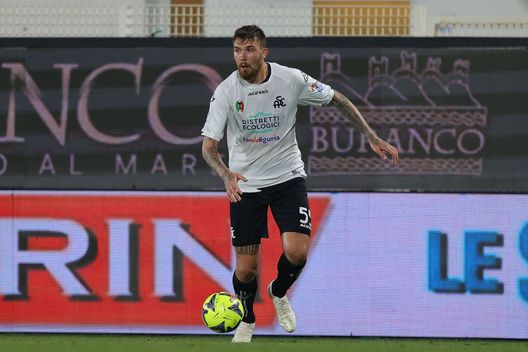Przemyslaw Wisniewski (Spezia) (Photo by Gabriele Maltinti/Getty Images) Derby ligure e tremarella: colpo Jesè a Lecce, un punto Samp in vista dello Spezia- immagine 2