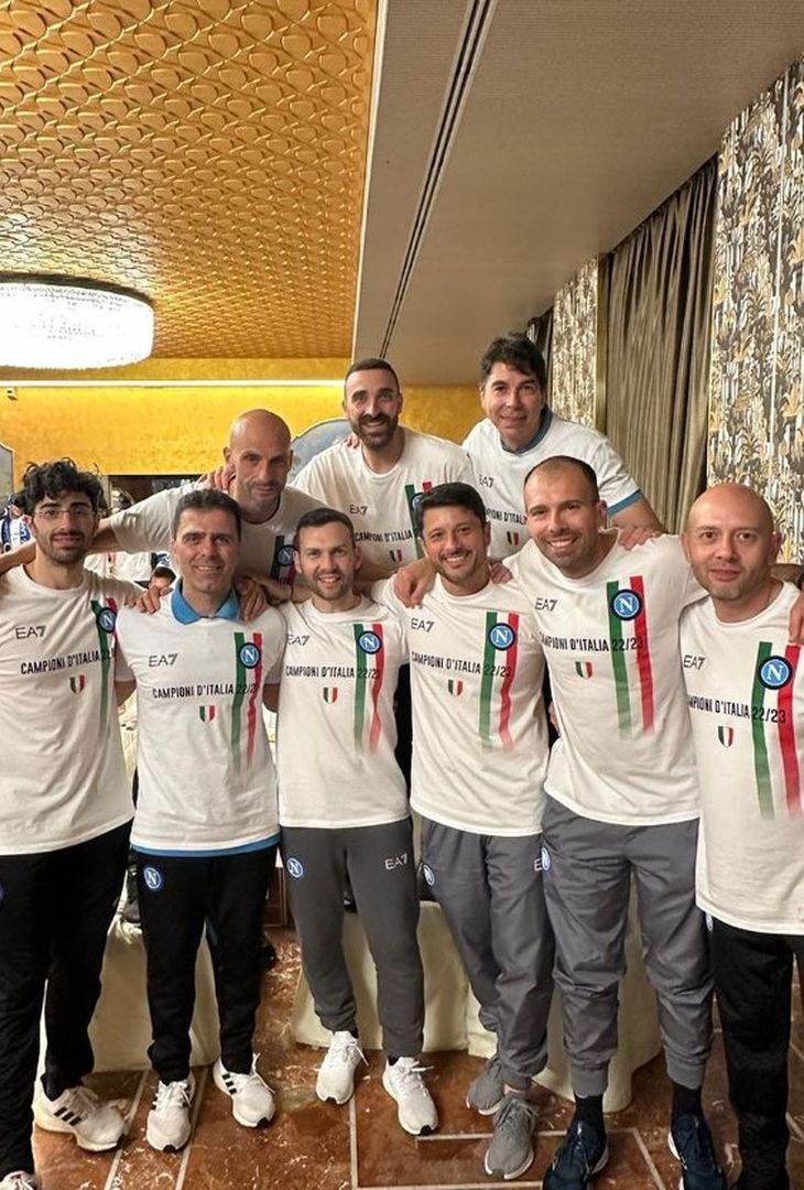 Marco Romano,  fisioterapista del Calcio Napoli, pomiglianese doc, ha pubblicato sul suo profilo instagram la foto dello staff medico campione d'Italia.