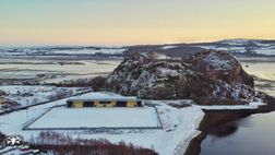 Il fiume, la neve, le rocce vulcaniche: tramonto mozzafiato sullo stadio scozzese di Dumbarton