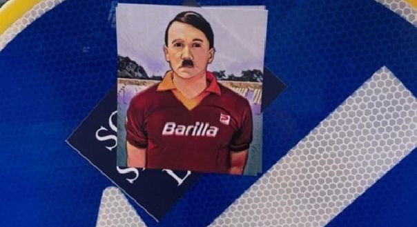 FOTO Adesivi Hitler con la maglia della Roma. Gualtieri: “Inaccettabile sfregio”- immagine 2