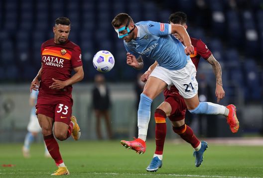 Sergej Milinkovic-Savic nel derby contro la Roma Sergej Milinkovic-Savic nel derby contro la Roma