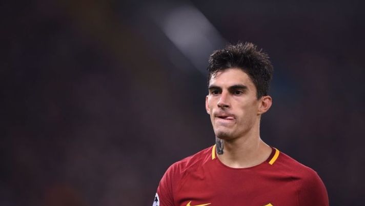 Roma's Argentinian midfielder Diego Perotti looks on during the UEFA Champions League football match AS Roma vs Chelsea on October 31, 2017 at the Olympic Stadium in Rome. / AFP PHOTO / Filippo MONTEFORTE (Photo credit should read FILIPPO MONTEFORTE/AFP/Getty Images) Roma, spunta Perotti da titolare. Dentro Gonalons, solo un brivido per Kolarov - immagine 1