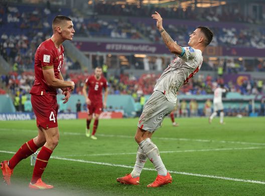 DOHA, QATAR - DECEMBER 02: Granit Xhaka of Switzerland and Nikola Milenkovic of Serbia square off during the FIFA World Cup Qatar 2022 Group G match between Serbia and Switzerland at Stadium 974 on December 02, 2022 in Doha, Qatar. (Photo by Francois Nel/Getty Images) Fiorentina, riecco i serbi: Jovic e Milenkovic pronti per ripartire- immagine 2