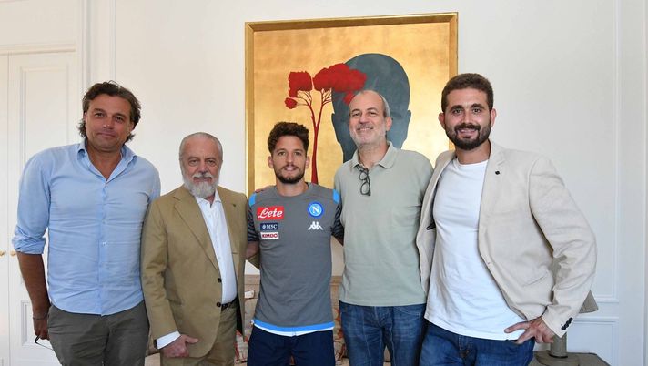 NAPLES, ITALY - JUNE 17: (L-R) Sporting Director Cristiano Giuntoli, President Aurelio De Laurentiis, Dries Mertens, CEO Andrea Chiavelli and vice-president Edoardo De Laurentiis of SSC Napoli pose for a picture after SSC Napoli extends Dries Mertens contract on June 17, 2020 in Naples, Italy. (Photo by SSC NAPOLI/SSC NAPOLI via Getty Images) VIDEO De Laurentiis: “Ho offerto a Mertens fino a 2,4 milioni ma li ha rifiutati” - immagine 1