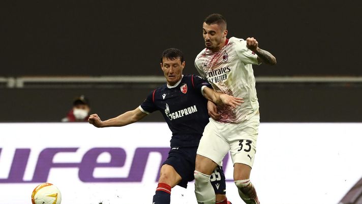 Slavoljub Srnic dell'Crvena Zvezda e Rade Krunic dell'A.C. Milan in azione in Europa League (Getty Images) 