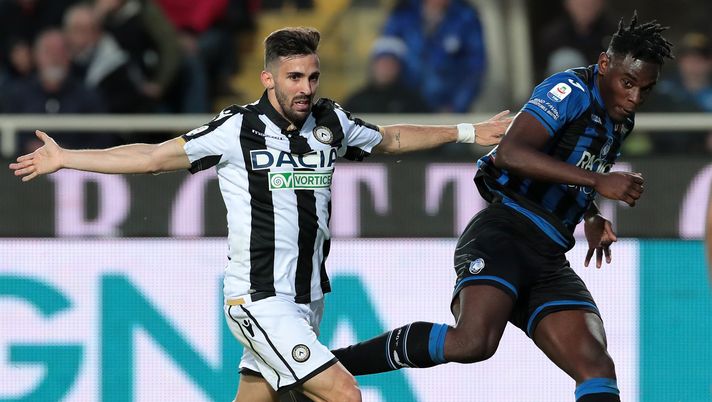 BERGAMO, ITALY - APRIL 29: Duvan Zapata of Atalanta BC is challenged by Marco D Alessandro of Udinese Calcio during the Serie A match between Atalanta BC and Udinese at Stadio Atleti Azzurri d'Italia on April 29, 2019 in Bergamo, Italy. (Photo by Emilio Andreoli/Getty Images) BERGAMO, ITALY - APRIL 29: Duvan Zapata of Atalanta BC is challenged by Marco D Alessandro of Udinese Calcio during the Serie A match between Atalanta BC and Udinese at Stadio Atleti Azzurri d'Italia on April 29, 2019 in Bergamo, Italy. (Photo by Emilio Andreoli/Getty Images)