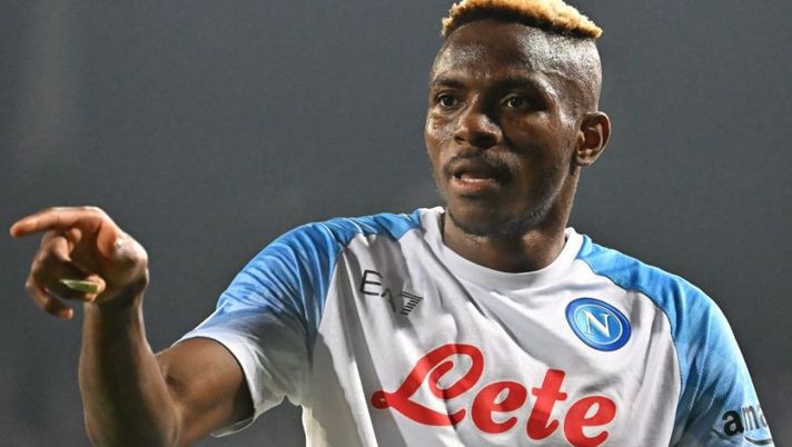 Napoli's Nigerian forward Victor Osimhen celebrates after scoring a goal during the Italian Serie A football match between Empoli FC and SSC Napoli at the Stadio comunale Carlo Castellani stadium in Empoli on February 25, 2023. (Photo by Alberto PIZZOLI / AFP) (Photo by ALBERTO PIZZOLI/AFP via Getty Images) Osimhen: “Manchester United in estate? Rispondo così! Troveremo una soluzione col Napoli, io qui…” - immagine 1