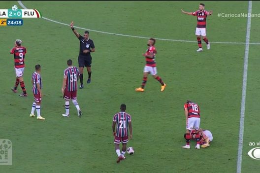 Cose da derby FlaFlu: fallaccio in campo e il maxischermo del Maracanà chiede l’espulsione!- immagine 2