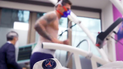 VIDEO PSG, Messi e la maschera da astronauta: le visite mediche della “Pulga”